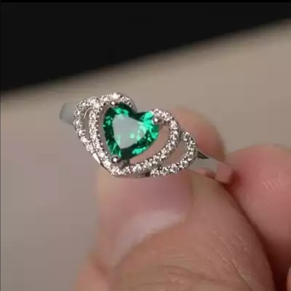 Jewelry - Luxury Green Emerald Ring, beautiful Ring, shiny Ring.